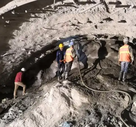 北安隧道拱顶带模注浆料，微膨胀注浆料的特点及施工工艺
